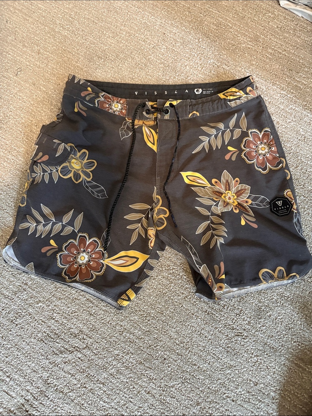 Vissla Men’s 32 Floral Hybrid Board Shorts Gray Yellow Multicolor Tropical Y2K